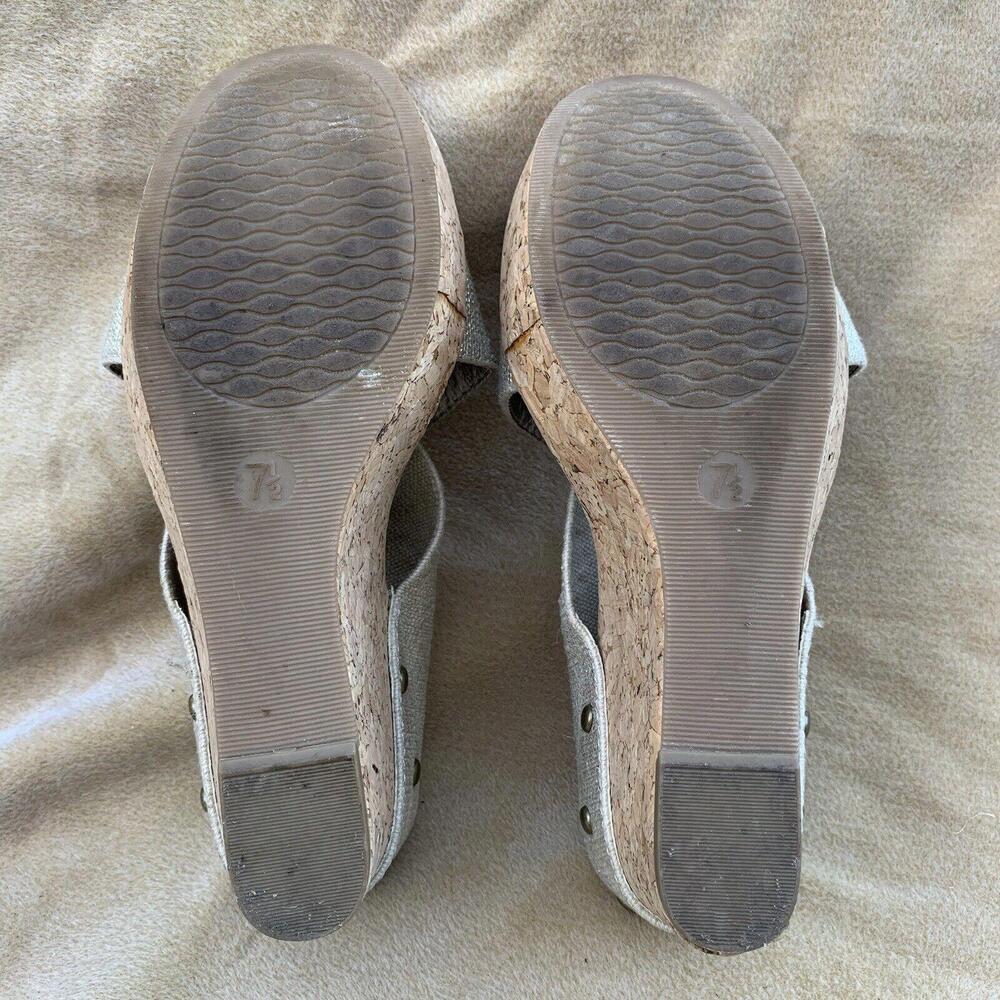 Merona Gold Sandals with Crisscross Design - Picture 9 of 10